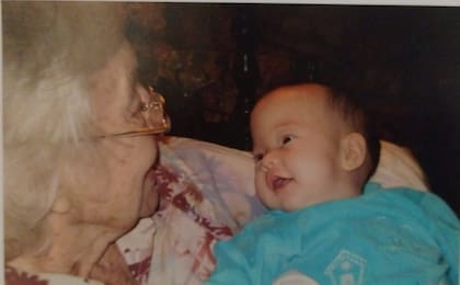 Margot con su bisnieta Guadalupe, la hija de Lucía.