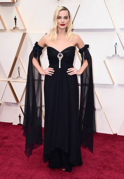 Margot Robbie en la alfombra roja durante la llegada de los Oscar