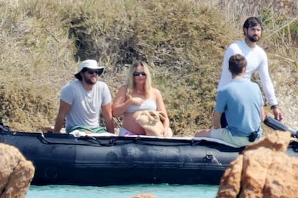 Margot Robbie, en la cuenta regresiva. La actriz australiana se dejó ver radiante en el tramo final de su embarazo. Amante de los viajes y las aventuras, pasó unos días junto a su esposo, Tom Ackerley, en las playas de Cerdeña. Para la ocasión, la protagonista de Barbie optó por una bikini blanca, que combinó con un pareo floreado en tonos rosa