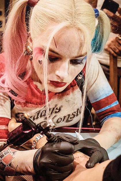 Margot Robbie es tatuadora.