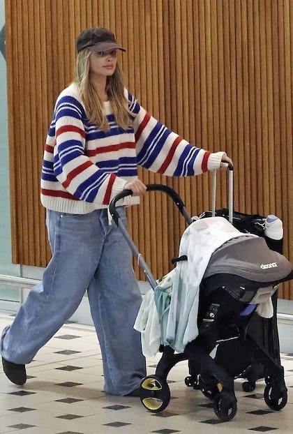 Margot Robbie fue fotografiada junto a su bebé y su madre, Sarie Kesser, en el aeropuerto de Brisbane, Australia