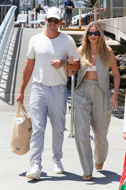 Margot Robbie, junto con su esposo, Tom Ackerley, fueron vistos disfrutando de un momento agradable en Sydney, donde embarcaron en un bote para dar un paseo por las costas del puerto