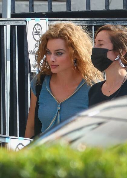 Margot Robbie llegando al set del film Babylon, en Los Angeles