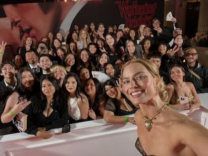 Margot Robbie posa en el estreno de Cumbres Borrascosas con el collar Taj Mahal