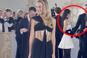 Una usuaria detectó una particular escena detrás de Margot Robbie en la MET Gala y la viralizó