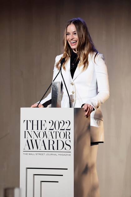 Margot Robbie, premiada en la categoría Entretenimiento, lució muy canchera con un conjunto de Proenza Shouler compuesto por blusa de encaje negro, pantalón y chaqueta blancos.