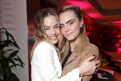 Margot  Robbie y Cara Delevingne en octubre de 2019, en Los Ángeles