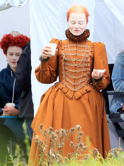 Margot Robbie y Saoirse Ronan en el rodaje del film