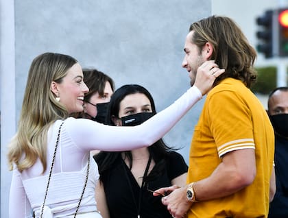 Margot Robbie y Tom Ackerley asisten en Los Ángeles al estreno de El escuadrón suicida en agosto de 2021