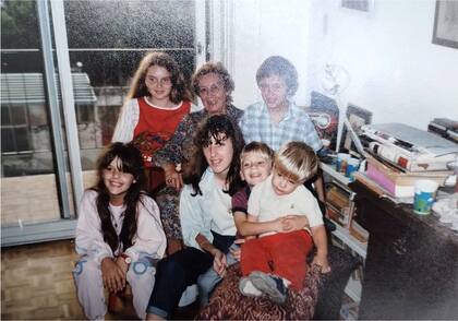 Margot rodeada del afecto de parte de su familia.