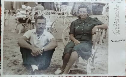 Margot y su esposo de vacaciones en Mar del Plata.