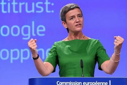 Margrethe Vestager, la máxima autoridad en materia de Competencia en la Unión Europea (UE), ha impuesto multas millonarias a Google y Apple