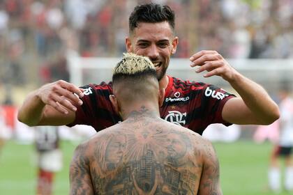 Mari abraza a Barbosa tras el gol que le dio la victoria a Flamengo