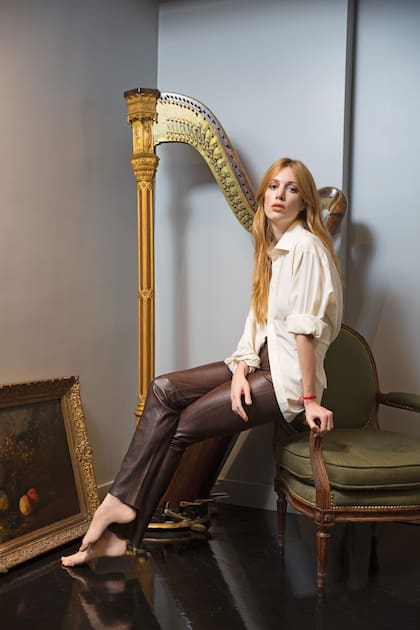 Posa con el arpa que heredó de su abuela, quien le transmitió su pasión por la música. “Mi vínculo con ella era muy especial. Iba a su casa tres veces por semana porque tomaba clases de canto en la esquina. Sonaban Callas, Gardel y Tita Merello. En su casa no se hablaba, se escuchaba”, cuenta.