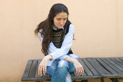 "¿Qué es un álbum familiar sino un altillo repleto de fantasmas?", se pregunta María Gainza. "Mis poema son mi forma de espantar la oscuridad"