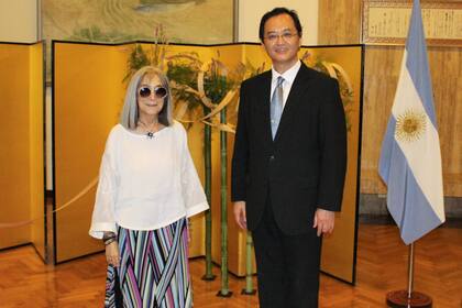 María Kodama, junto al embajador Takahiro Nakamae