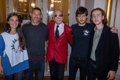 María Aguilar, de Eco house, con Juan Ignacio Poo, de Jóvenes por el Clima y el curador de la muestra, Luis Guzmán Castellanos.