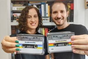 Así es el bookcassette, una nueva vida analógica para los libros y los cassettes