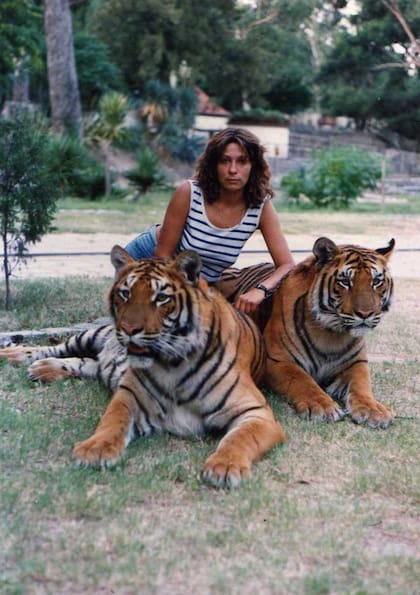 María Alejandra Juárez, fundadora del Proyecto Carayá, años atrás junto a los tigres del zoológico de la ciudad de Córdoba.