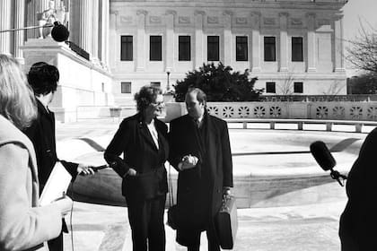 Maria Altmann y E. Randol Schoenberg saliendo de la Corte Suprema de Estados Unidos en 2004