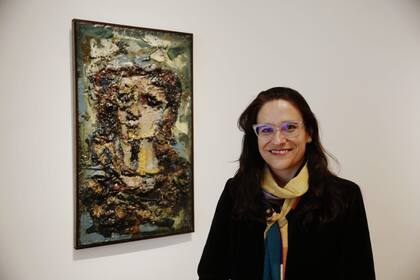 María Amalia García, curadora de la muestra, con una obra de Del Prete que se cuenta entre sus preferidas