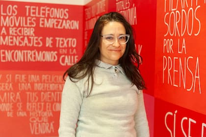 Maria Amalia Garcia, curadora de la muestra, con la obra de Mariela Scafati que se exhibe por primera vez en el museo