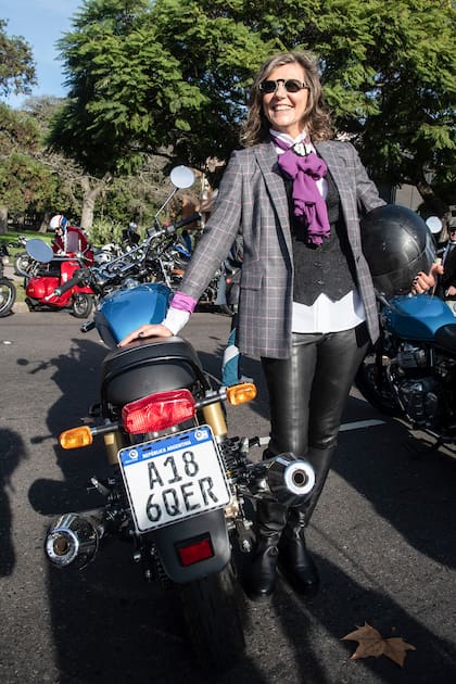 María Ana Angeleri en una Royal Enfield interceptor 2020