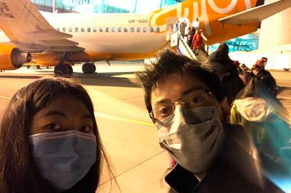 María Andrea An y Germán antes de subirse al avión para salir de Wuhan