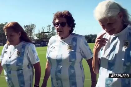 María Angélica Cardozo, Teresa Suárez y Perla Barrios en el predio de la AFA en Ezeiza