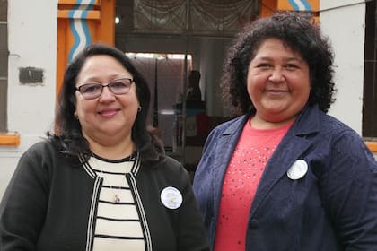 María Angélica Chavez junto a la vicedirectora de la escuela, Claudia Carmen Robles