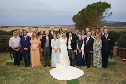 María Astrid y “Rafe” (así lo llaman a él), posan con sus familiares. Junto a la novia, vemos a sus padres, Margarita de Luxemburgo y Nicolás de Liechtenstein, a su hermana, María Anunciata, y el flamante marido de ella, Emanuele Musini. Detrás de la novia, José Manuel, su hermano, y su prometida, María Claudia Echavarría, el príncipe Hans Adam de Liechtenstein y su hermana, la princesa Nora, y Luis de Liechtenstein con su mujer, la princesa Sofía. Junto al novio, vemos a sus padres, Lucinda Earle Morrisey (es nieta del creador de la Metropolitan Oil Company) y el financista Ralph Worthington IV.