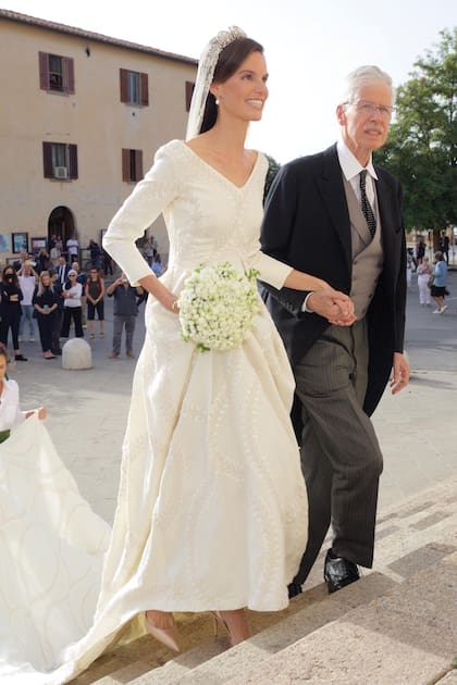 María Astrid y su padre, Nicolás de Liechtenstein (es hermano de Hans Adam, soberano del principado), en su entrada a la iglesia. Ella lució un vestido de la diseñadora italiana Marta Ferri y su papá, riguroso jacquet.