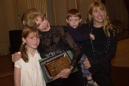 María Aurelia Bisutti cuando fue homenajeada en la Legislatura porteña junto a su hija, Paola Papini, y sus nietos