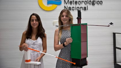  María Baltar y Micaela Ameijenda muestran prototipos de las estaciones que están creando en el SMN
