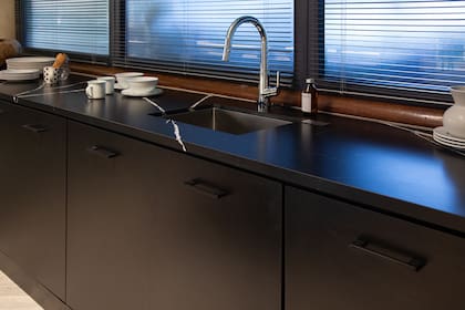 María Beatriz González Zuelgaray y Bea Palacio eligieron para la cocina de su espacio "Coworking" en Casa FOA la Melamina RH-Resistente a la Humedad de Faplac en Negro Profundo.