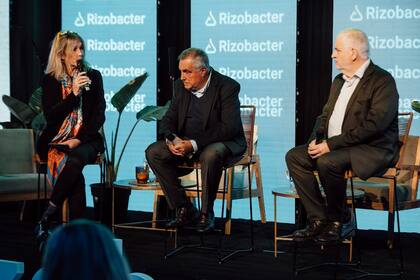 María Beatriz "Pilu" Giraudo, vicepresidenta del INTA; Ricardo Yapur, CEO de Rizobacter, y el secretario de Bioeconomía, Fernando Vilella, durante el evento