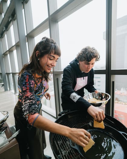 María Becerra cocinando junto a Robeto Morales