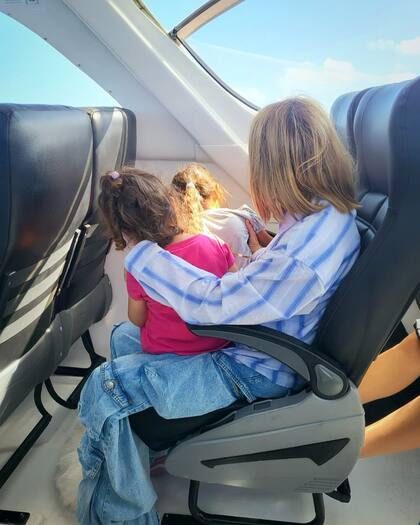 María Becerra junto a sus sobrinas en el avión