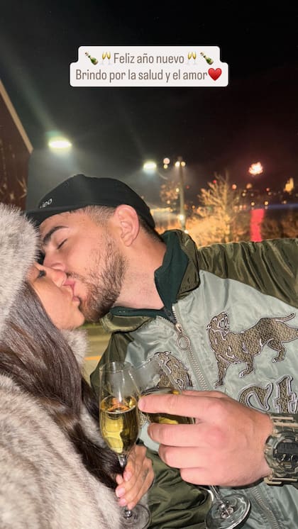 María Becerra también recibió el año celebrando el amor, y chocó las copas mientras se daba un apasionado beso con J Rei, su pareja