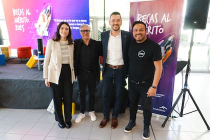 María Belén De Gennaro, directora de Campaña en Argentinos por la Educación; Federico Amos, CEO de ArcelorMittal Acindar y ArcelorMittal Costa Rica; Horacio Llovet, fundador y CEO de Nawaiam; y Fredi Vivas, fundador y CEO de RockingData. Planta de La Tablada.