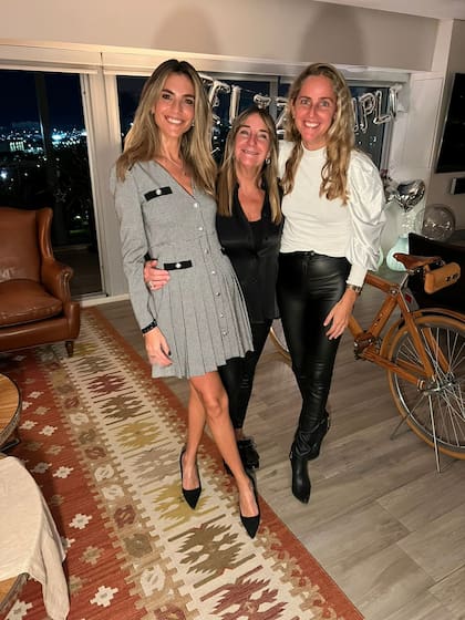 María Belén junto a su madre, Connie, y su hermana María Paz Ludueña