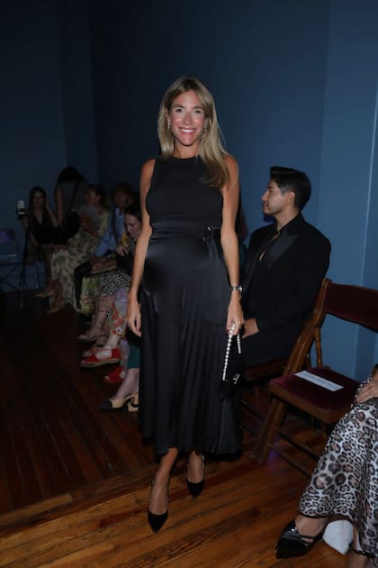 María Belén Ludueña asistió al desfile de Adrián Brown. En la recta final de su embarazo, la conductora anunció que su bebé se llamará Vito