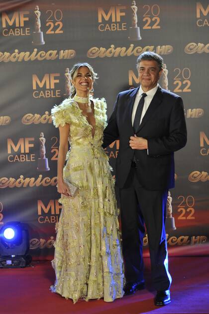María Belén Ludueña, con un vestido en tonos verdes y platino de seda natural, junto a su pareja, Jorge Macri
