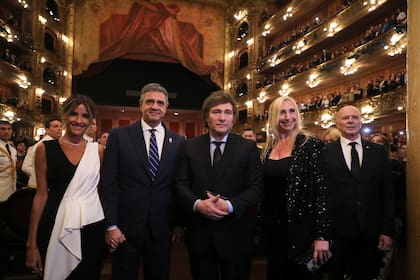 María Belén Ludueña, Jorge Macri, el presidente Javier Milei, su hermana Karina y Jorge Telerman, director General del Teatro Colón  