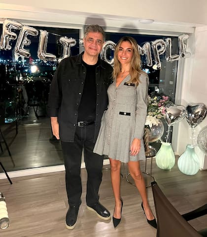 María Belén Ludueña junto a su marido, el jefe de gobierno porteño Jorge Macri, en su piso en Avenida del Libertador. "El vestido me lo regaló mi amiga Mariana Gallego, me lo trajo de un viaje, y los zapatos son unos Ricky Sarkany"