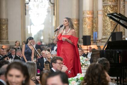 María Belén Ludueña, que llevó un vestido de Laurencio Adot, estuvo a cargo de la conducción del evento.