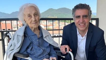 María Branyas junto al doctor Manel Esteller en Cataluña