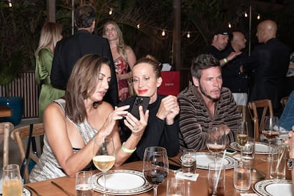 Maria Buccellati, Julieta Prandi y Emanuel Ortega, durante la comida.