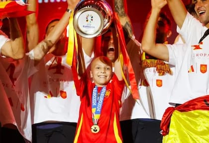 María Caamaño levantando la Eurocopa 2024