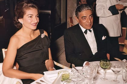 Maria Callas y Aristóteles Onassis cenando en Italia en 1960. (Photo by Sergio Del Grande/Mondadori Portfolio via Getty Images)